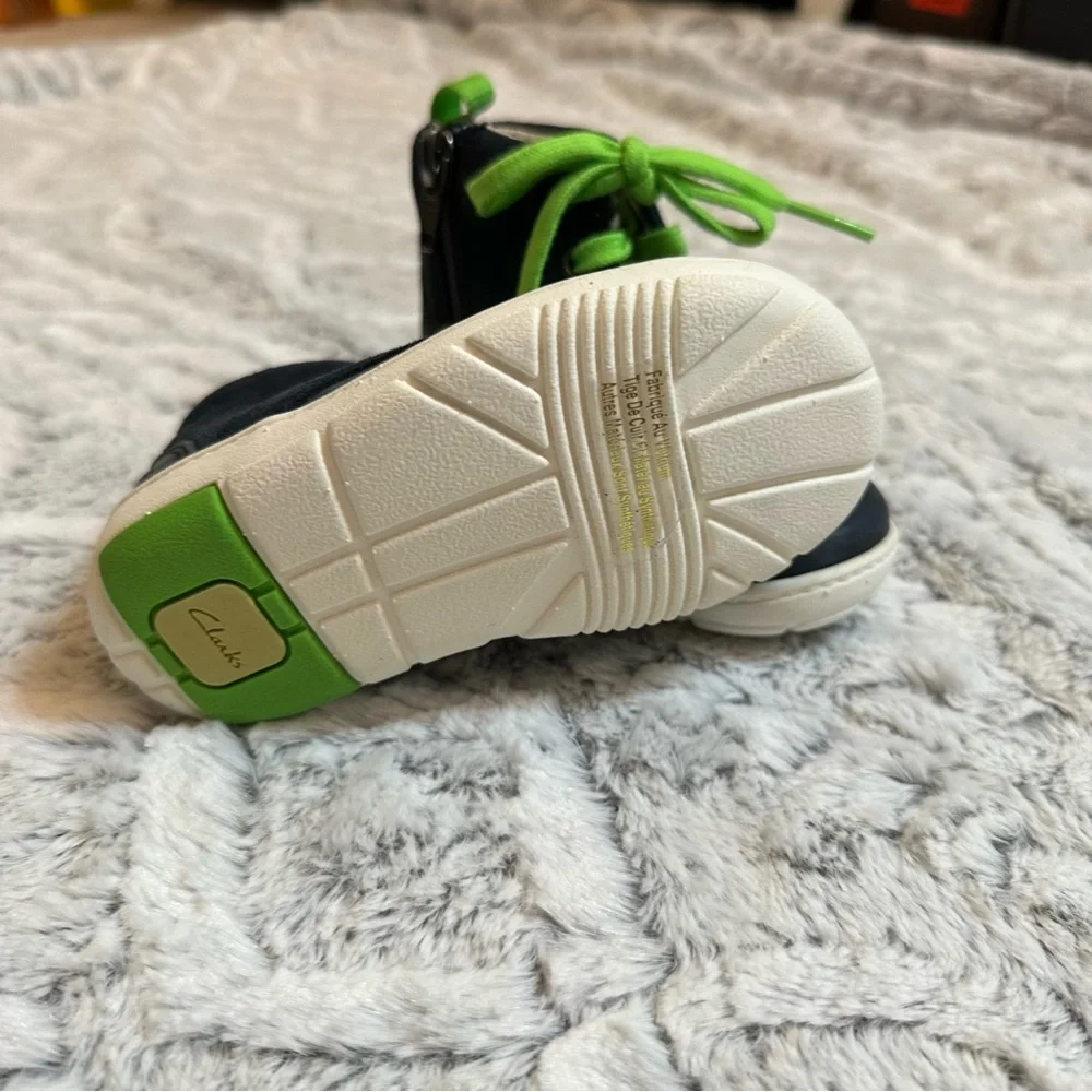 Clarks Boys Suede Boots side zip size 6 toddler